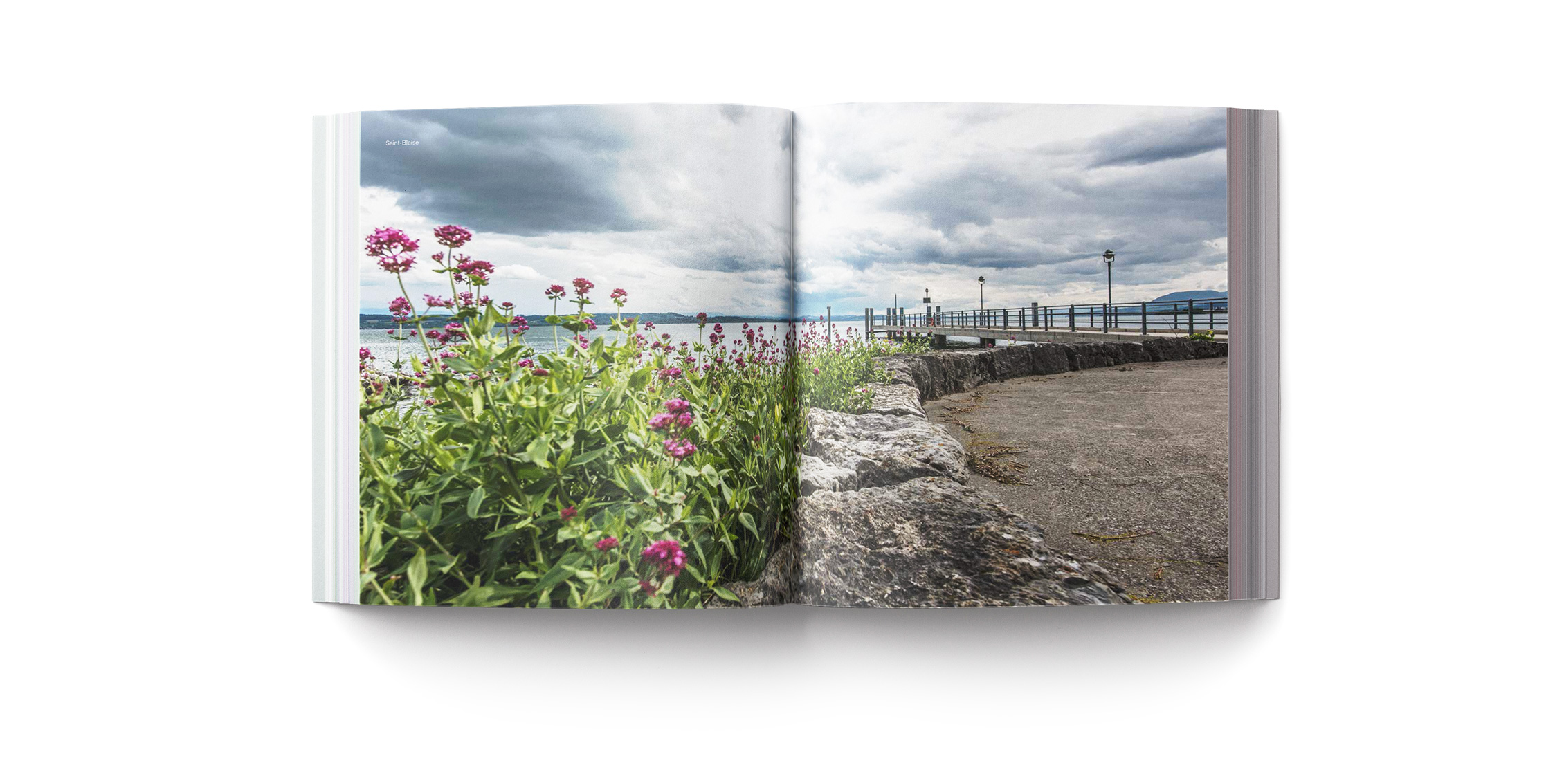 Double pages du livre avec vue du lac à Saint-Blaise
